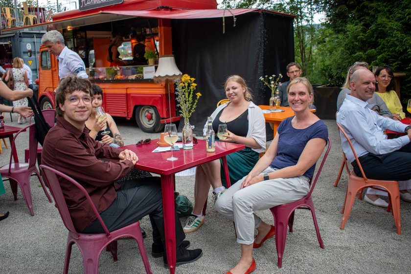 Gäste zum Sommerfest Gäste sitzen am Tisch