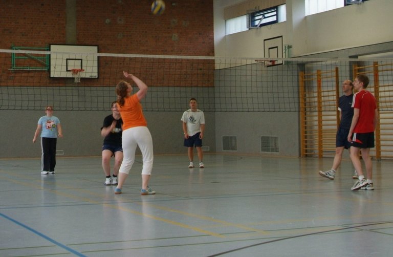Studierende spielen Volleyball