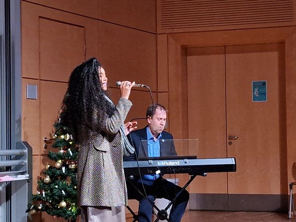 Giuliana and professor Hettler singing and playing piano