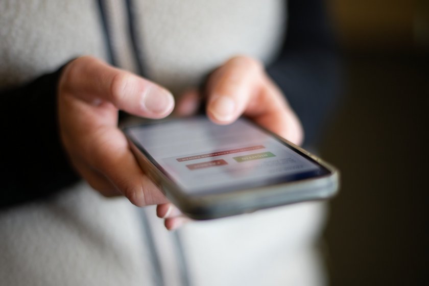 Lern-App für Studierende Hand mit Handy