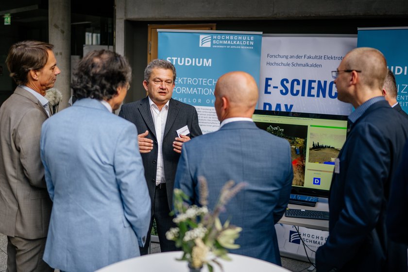 Erfurter TechnologieDialog Professor erklärt am Infostand