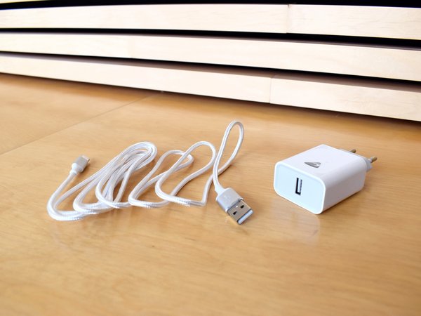 Foto: Netzteil mit USB-C-Buchse; Kabel mit USB-A-Stecker und USB C-Stecker 
