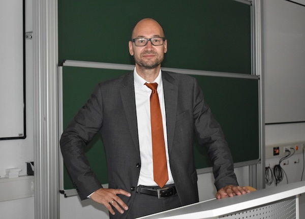 Prof. Müller-Grune vor der Tafel im Hörsaal