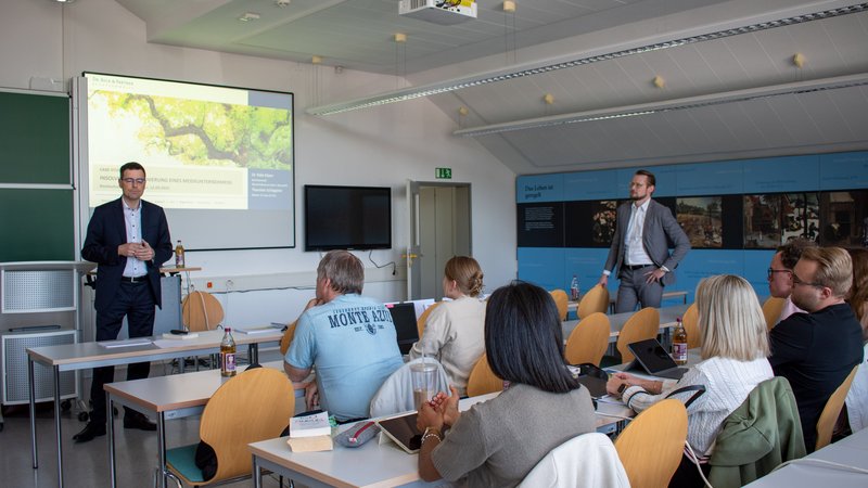 Mann referiert vor Studenten