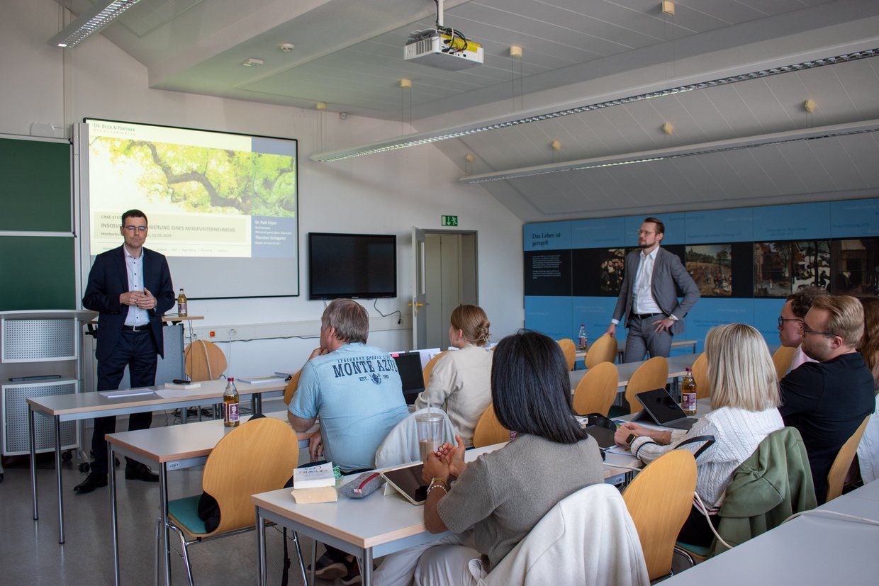 Mann referiert vor Studenten