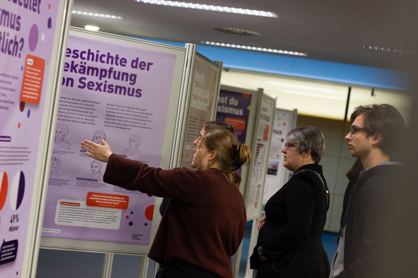 Besucher vor einer Ausstellungstafel