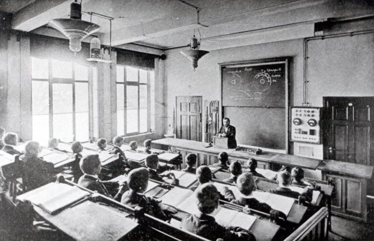 Lehr- und Experimentiersaal für Naturlehre und Technologie im Jahr 1902