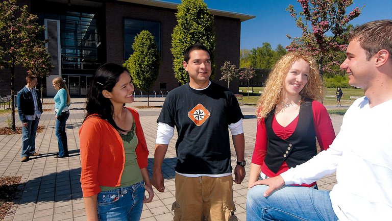 Studierende auf dem Campus