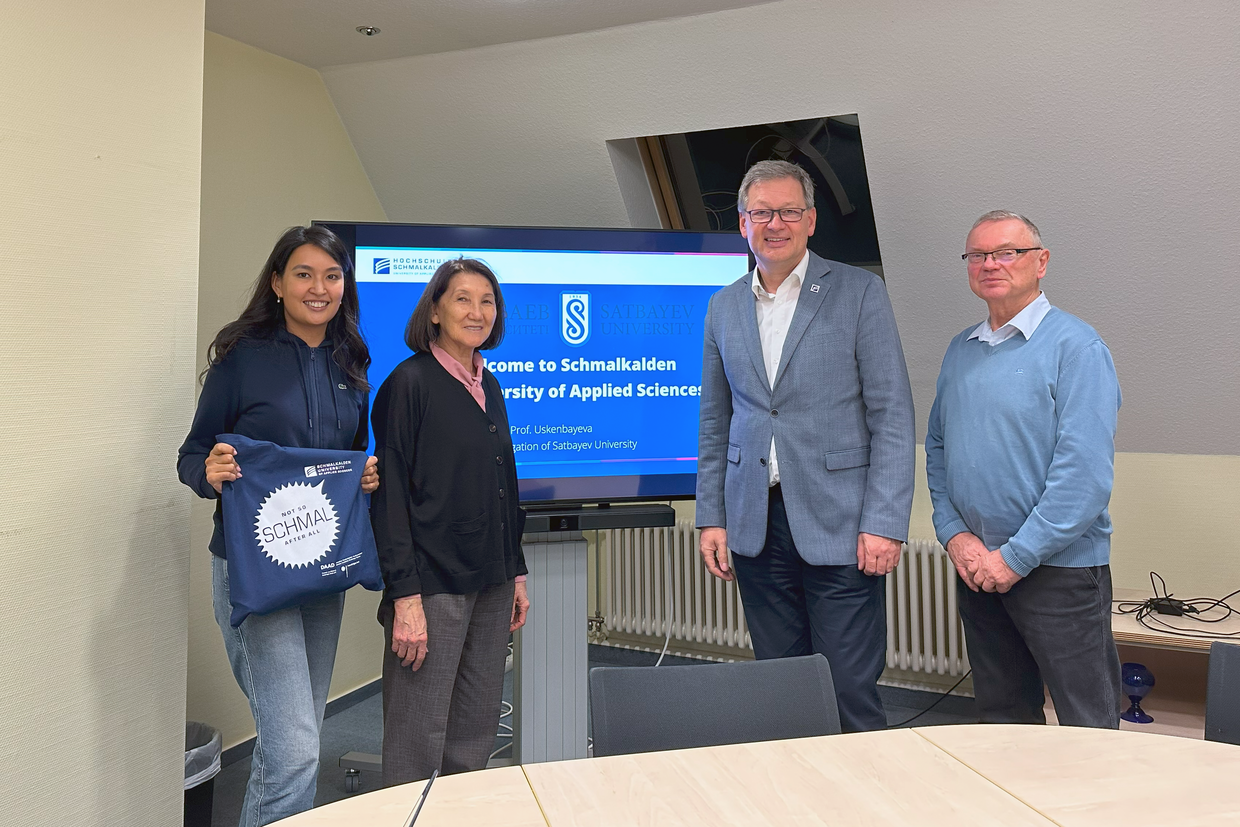 Aizhan Kassymova, Prof. Raissa Uskenbayeva, Prof. Gundolf Baier und Prof. Dietmar Beyer 