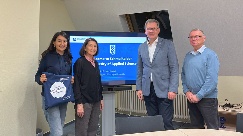 Aizhan Kassymova, Prof. Raissa Uskenbayeva, Prof. Gundolf Baier und Prof. Dietmar Beyer 