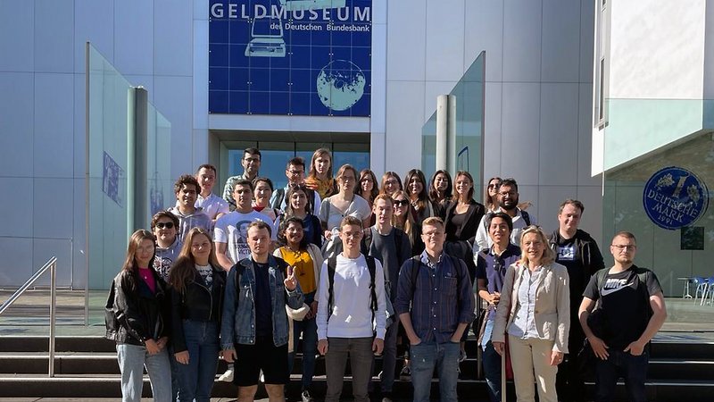 Studierende der Fakultät Wirtschaftswissenschaften vor dem Geldmuseum der Deutschen Bundesbank