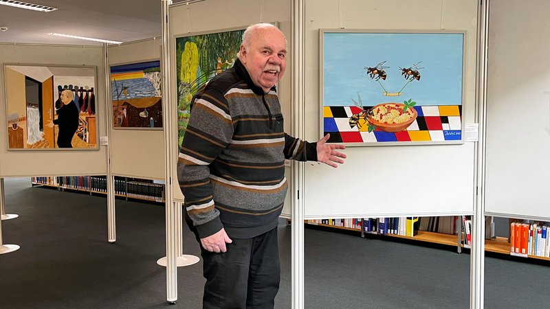 Jochen Walter vor seinen Bildern