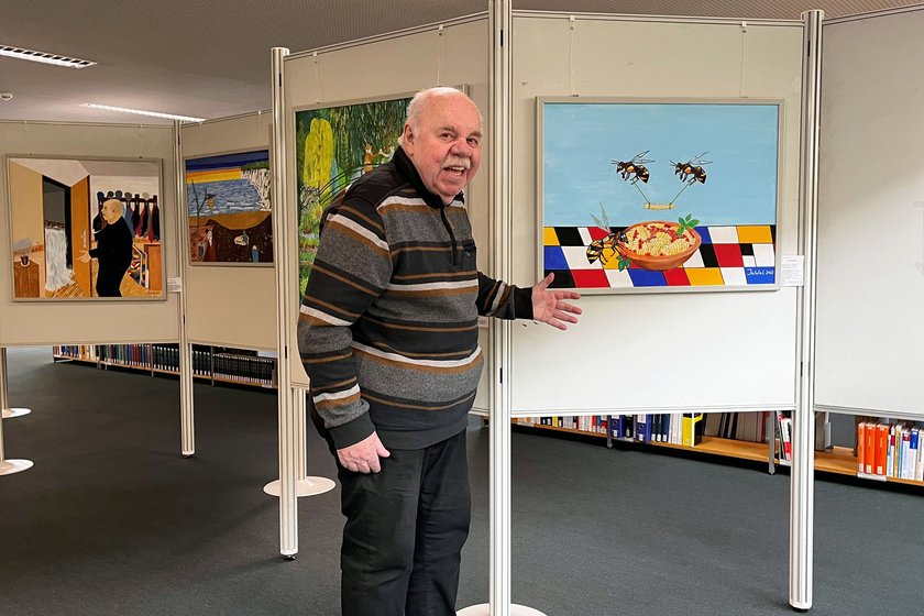 Jochen Walter vor seinen Bildern