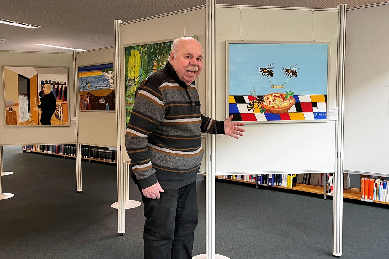 Jochen Walter vor seinen Bildern