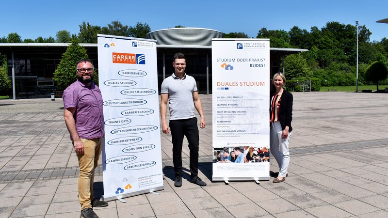 Dominik Strempel, Maximilian Schramm und Jana Schmitz auf dem Campus