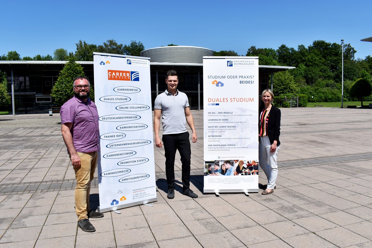 Dominik Strempel, Maximilian Schramm und Jana Schmitz auf dem Campus