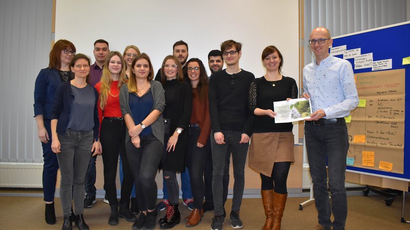 Studierende mit Bürgermeister und Professorin