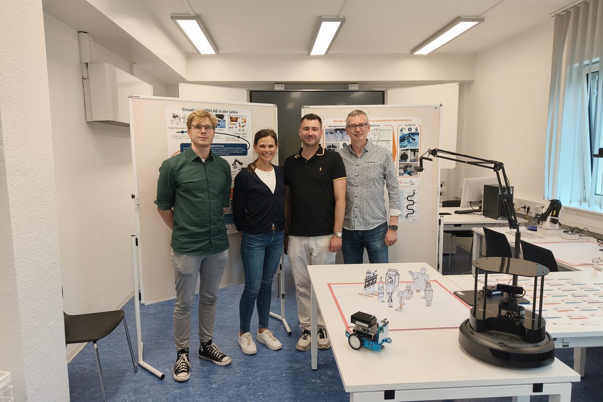 Am 18.08. fand an der TU Ilmenau ein Arbeitstreffen der OMiLAB-Knoten der TU Ilmenau und der Hochschule Schmalkalden statt. Dr. Anne Füßl, Dr. Daniel Fischer, M. A. Jens Kloidt, Prof. Dr. Florian Johannsen und M. Sc. Martin Pauli erörterten gemeinsam Möglichkeiten der hochschulübergreifenden Zusammenarbeit der Laborumgebungen. Aus fachlicher Sicht weisen beide Knoten Synergiepotenziale auf. So beschäftigt sich die Laborumgebung der TU Ilmenau mit der modellbasierten Entwicklung und Simulation digitaler Services, während sich der Node an der HS Schmalkalden mit dem modellgestützten Qualitätsmanagement in Zeiten von Industrie 4.0/5.0 befasst. Im Rahmen des Treffens fand auch ein Besuch bzw. eine Demonstration der neuesten Labor-Komponenten statt. Das Treffen brachte viele Ideen für Kooperationen der beiden OMiLAB-Knoten hervor, und es ist beabsichtigt, die Zusammenarbeit in naher Zukunft zu intensivieren. 