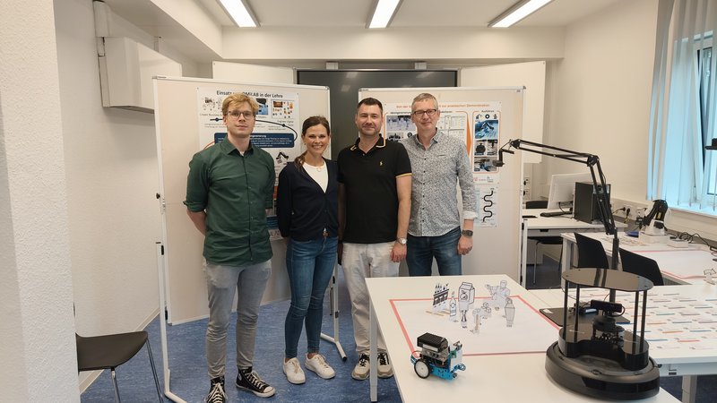 Am 18.08. fand an der TU Ilmenau ein Arbeitstreffen der OMiLAB-Knoten der TU Ilmenau und der Hochschule Schmalkalden statt. Dr. Anne Füßl, Dr. Daniel Fischer, M. A. Jens Kloidt, Prof. Dr. Florian Johannsen und M. Sc. Martin Pauli erörterten gemeinsam Möglichkeiten der hochschulübergreifenden Zusammenarbeit der Laborumgebungen. Aus fachlicher Sicht weisen beide Knoten Synergiepotenziale auf. So beschäftigt sich die Laborumgebung der TU Ilmenau mit der modellbasierten Entwicklung und Simulation digitaler Services, während sich der Node an der HS Schmalkalden mit dem modellgestützten Qualitätsmanagement in Zeiten von Industrie 4.0/5.0 befasst. Im Rahmen des Treffens fand auch ein Besuch bzw. eine Demonstration der neuesten Labor-Komponenten statt. Das Treffen brachte viele Ideen für Kooperationen der beiden OMiLAB-Knoten hervor, und es ist beabsichtigt, die Zusammenarbeit in naher Zukunft zu intensivieren. 