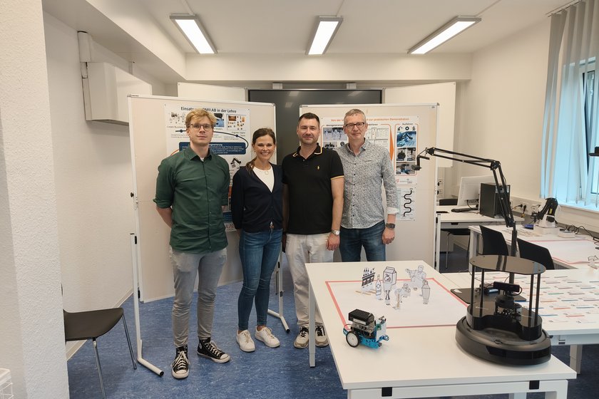 Am 18.08. fand an der TU Ilmenau ein Arbeitstreffen der OMiLAB-Knoten der TU Ilmenau und der Hochschule Schmalkalden statt. Dr. Anne Füßl, Dr. Daniel Fischer, M. A. Jens Kloidt, Prof. Dr. Florian Johannsen und M. Sc. Martin Pauli erörterten gemeinsam Möglichkeiten der hochschulübergreifenden Zusammenarbeit der Laborumgebungen. Aus fachlicher Sicht weisen beide Knoten Synergiepotenziale auf. So beschäftigt sich die Laborumgebung der TU Ilmenau mit der modellbasierten Entwicklung und Simulation digitaler Services, während sich der Node an der HS Schmalkalden mit dem modellgestützten Qualitätsmanagement in Zeiten von Industrie 4.0/5.0 befasst. Im Rahmen des Treffens fand auch ein Besuch bzw. eine Demonstration der neuesten Labor-Komponenten statt. Das Treffen brachte viele Ideen für Kooperationen der beiden OMiLAB-Knoten hervor, und es ist beabsichtigt, die Zusammenarbeit in naher Zukunft zu intensivieren. 