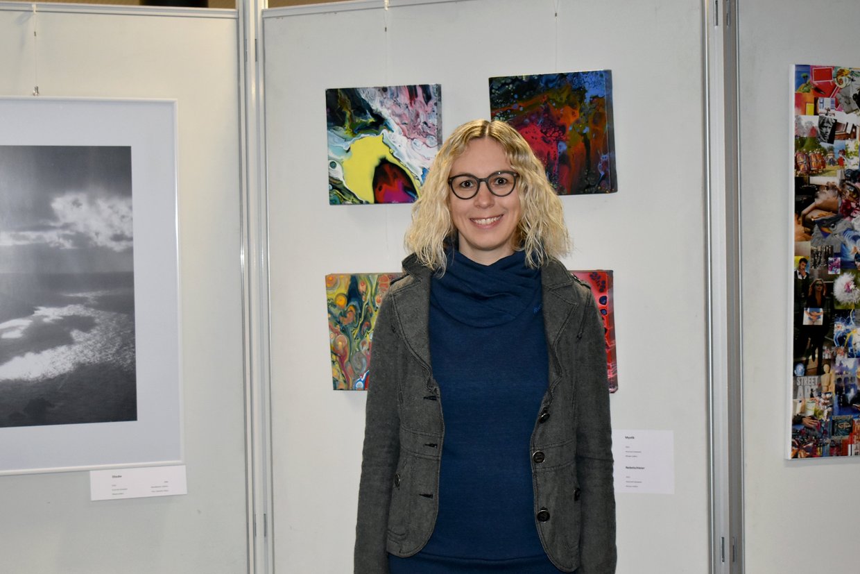 Mirjam Seifert in der Bibliothek