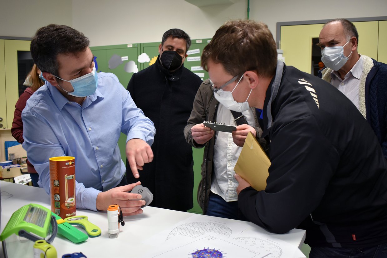 Samuel Werner vom Schülerforschungszentrum Schmalkalden (l.) erklärt Regionalwettbewerbsleiter Thomas Bischof wie 3D-Druck mit Metall funktioniert.