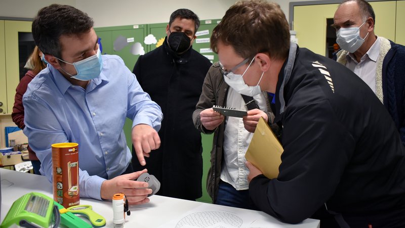 Samuel Werner vom Schülerforschungszentrum Schmalkalden (l.) erklärt Regionalwettbewerbsleiter Thomas Bischof wie 3D-Druck mit Metall funktioniert.