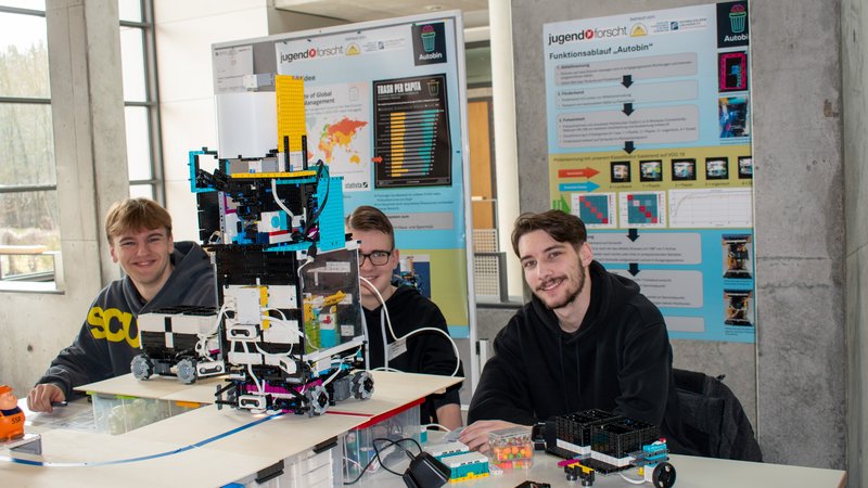 Drei Schüler am Stand bei Jugend forscht