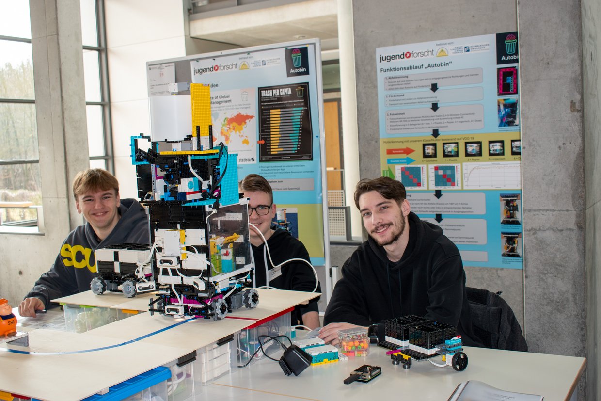 Drei Schüler am Stand bei Jugend forscht