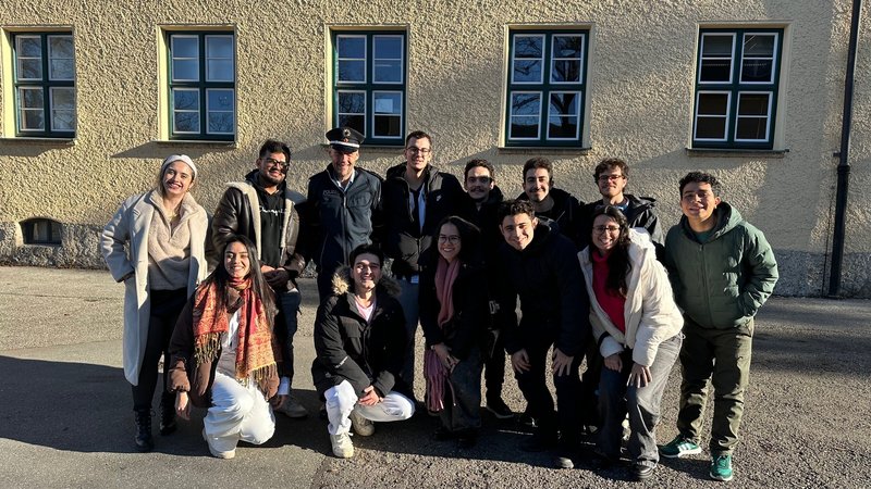 Studenten vor einem Haus