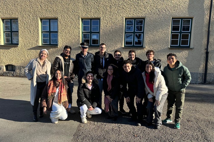 Studenten vor einem Haus