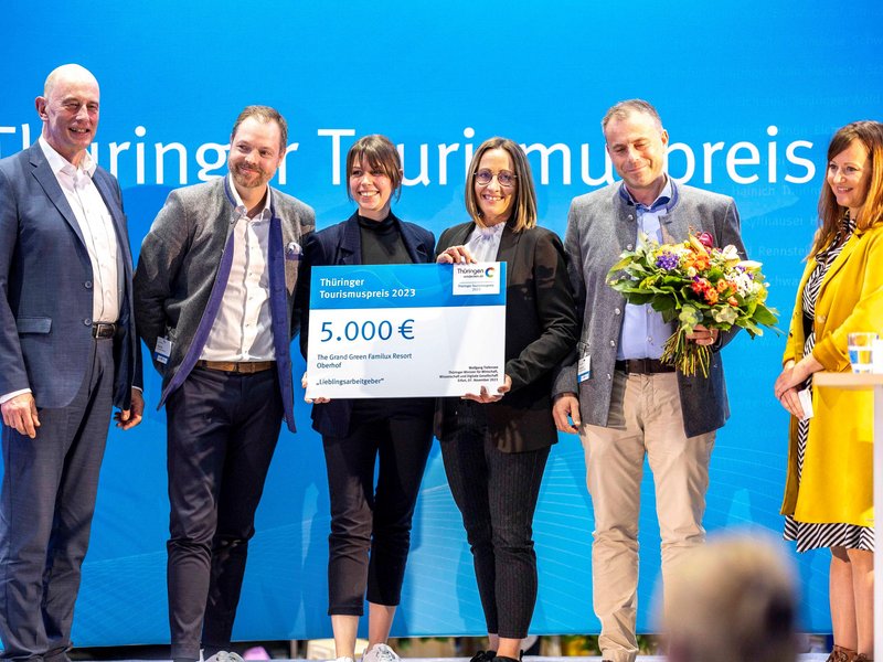 Minister Wolfgang Tiefensee, das Team vom Grand Green Oberhof (zweite bis fünfte von links) mit dem Geschäftsführer des Grand Green Christian Süß (fünfter von links) und Professorin Nancy Richter (v.l.)