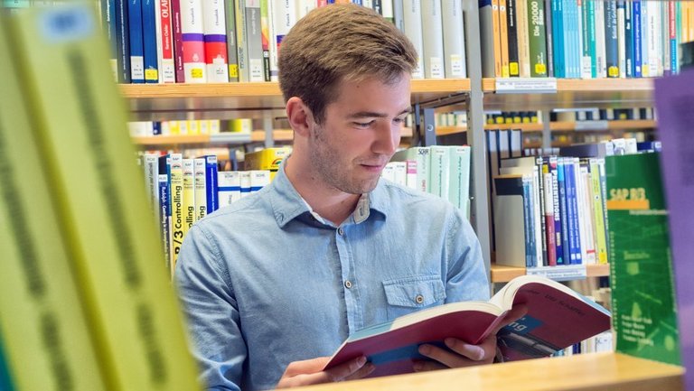 BWL Student in der Bibliothek