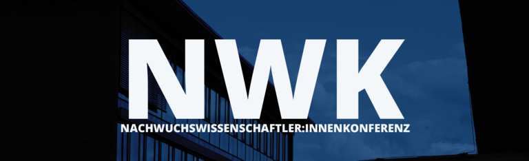 Bild von Gebäuden der Hochschule, bläulicher Ton, Text weist auf Nachwuchswissenschaftler:innenkonferenz hin