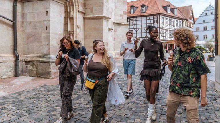 Studierende vor den Fachwerkhäusern Schmalkalden