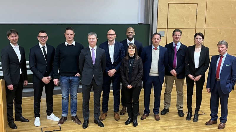 Absolventinnen und Absolventen des weiterbildenden Studiums „Finanzfachwirt:in (FH)“ mit Professor Dr. Walter Blancke (rechts) und Alexander Heimrath von der DMA (links)
