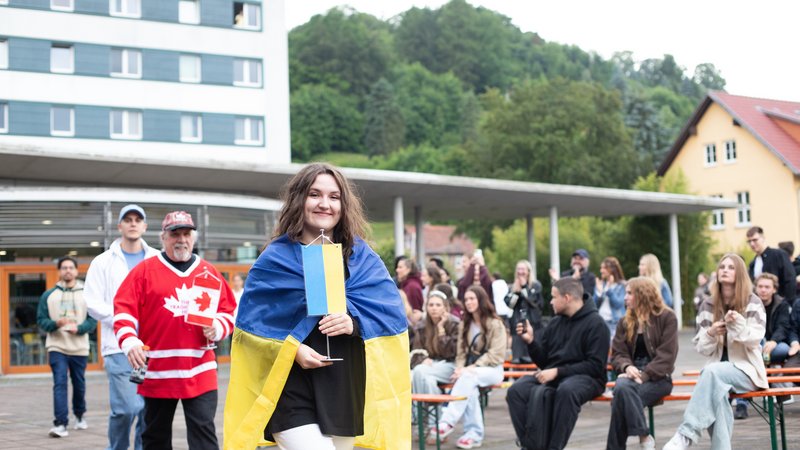 Frau in ukrainischer Flagge