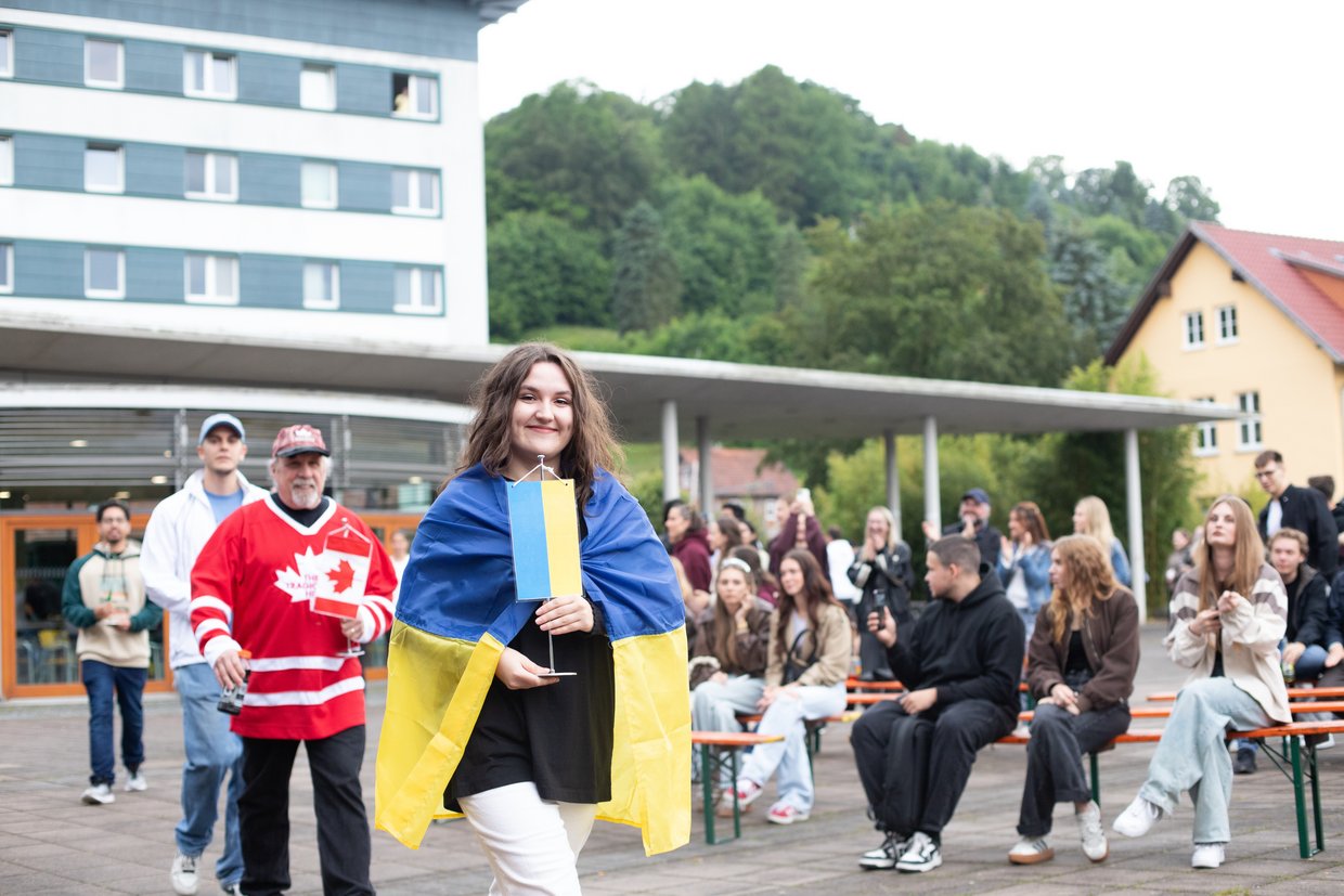 Frau in ukrainischer Flagge