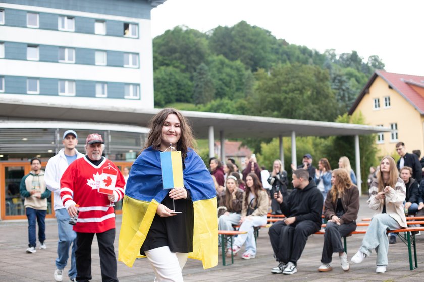 Frau in ukrainischer Flagge