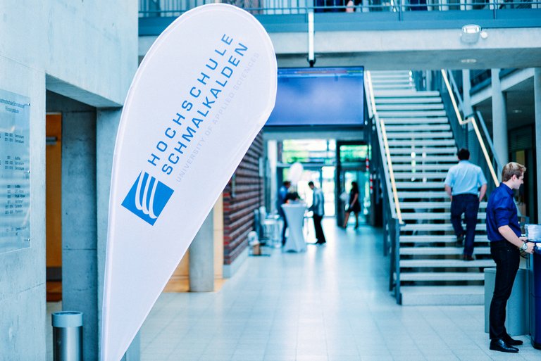 Flur mit Treppe in der Hochschule Flur mit Treppe in der Hochschule