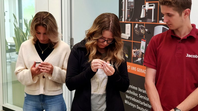 Studentinnen betrachten ein Werkstück