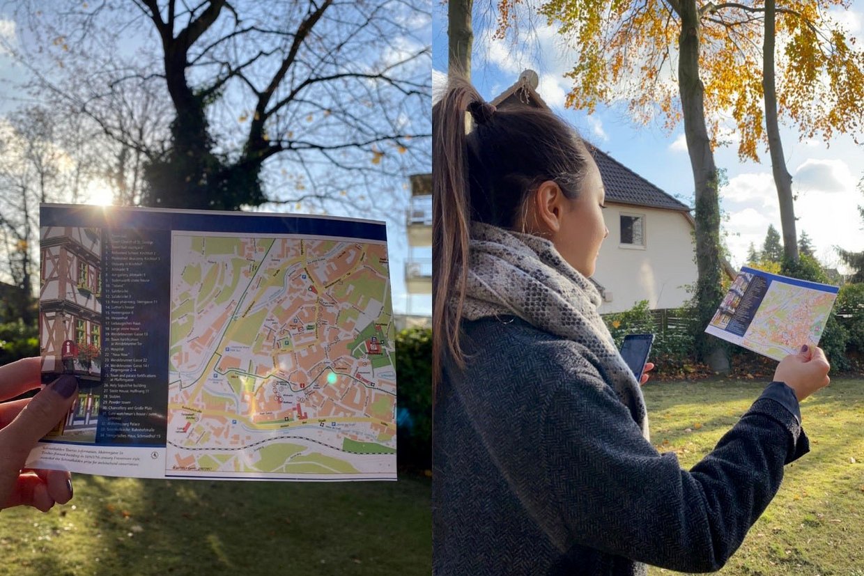 Studentin beim Lesen des Stadtplans