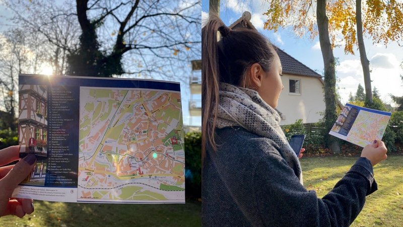 Studentin beim Lesen des Stadtplans