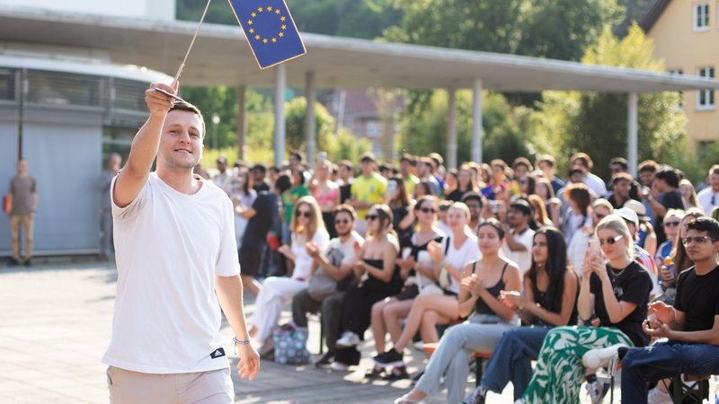 Mann mit EU-Flagge