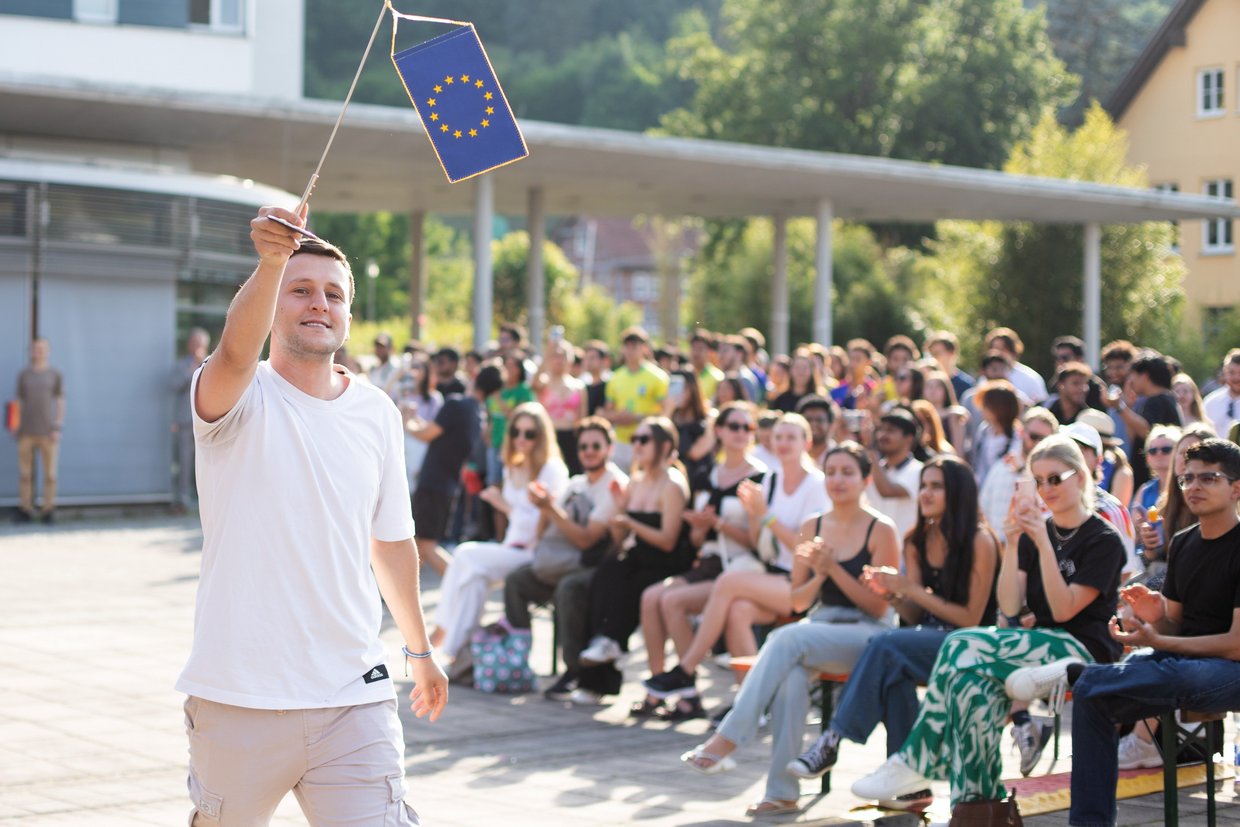 Mann mit EU-Flagge