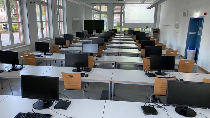 Blick über das PC-Labor mit zahlreichen Einzelarbeitsplätzen