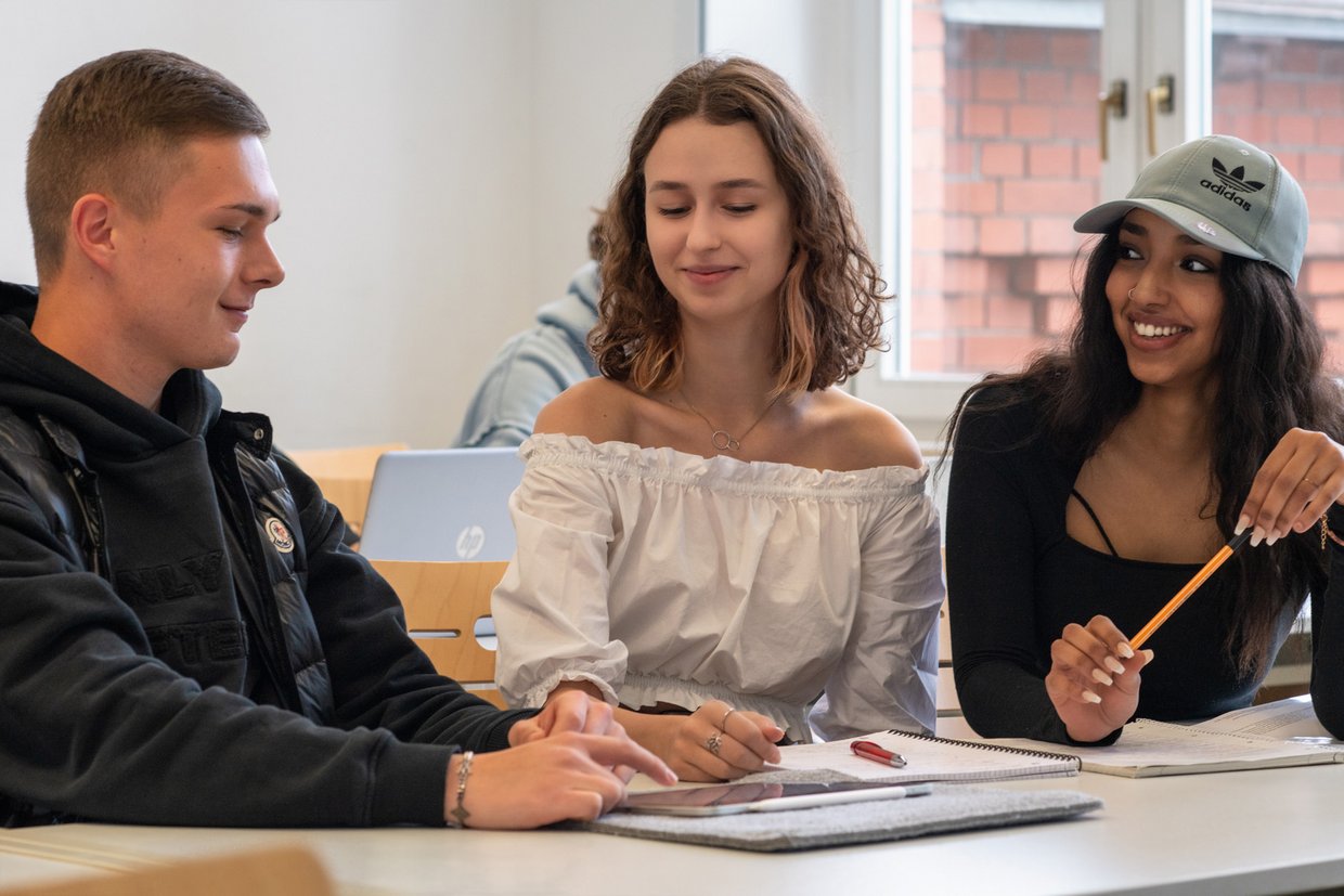 Drei Studierende der Fakuktät Wirtschaftswissenschaften beim gemeinsamen Lernen