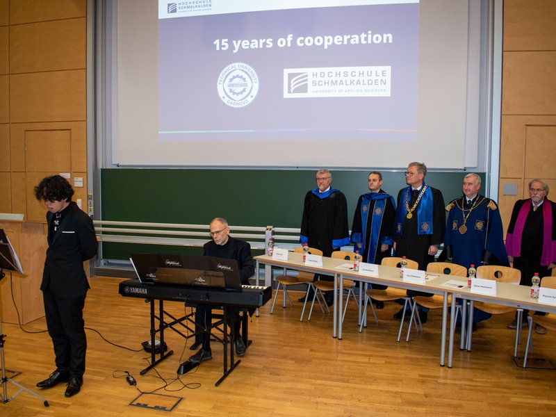 Junger Mann singt im Vordergrund