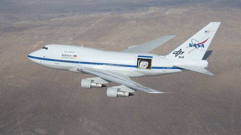 Die fliegende Sternwarte SOFIA über der Mojave-Wüste in Kalifornien
