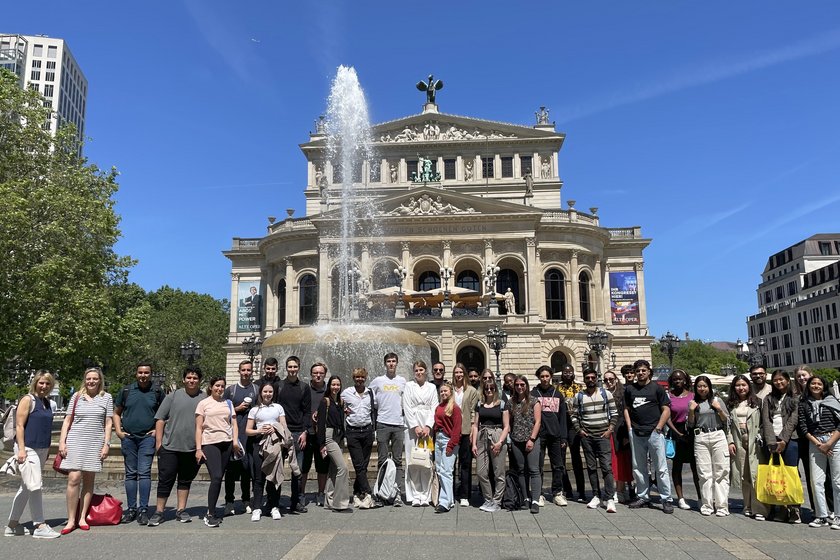 Studierende vor der Alten Oper in Frankfurt